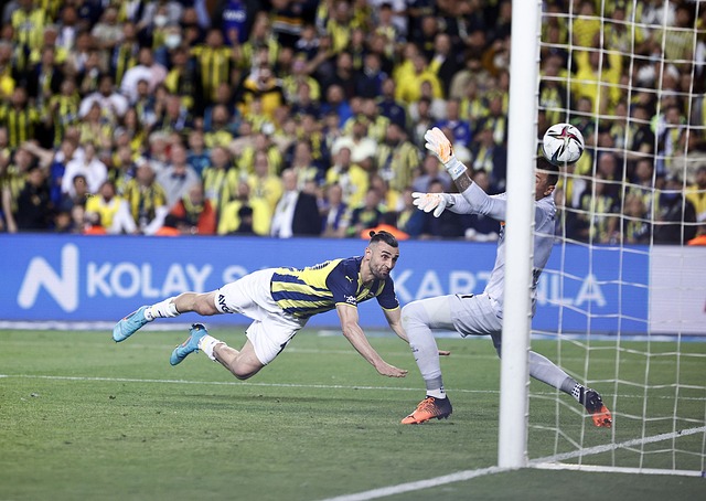 英超第13輪補賽伯恩利1-0熱刺 凱恩頭槌中柱本傑明米頭球建功.